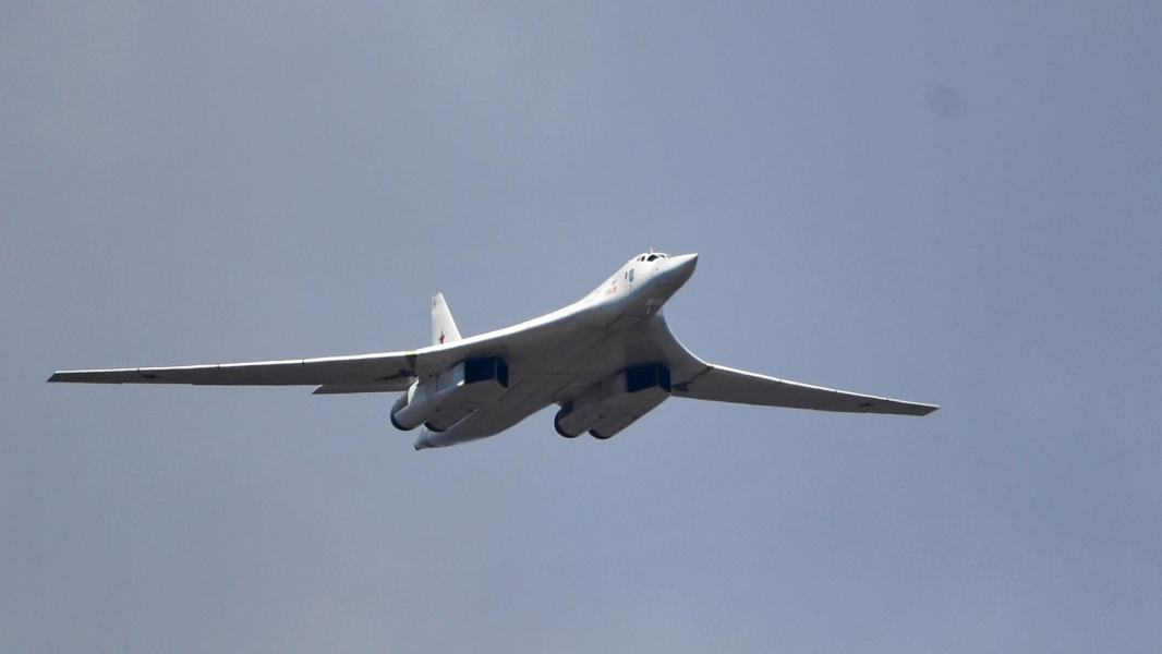 Минобороны: два Ту-160 выполнили полет над нейтральными водами Арктики